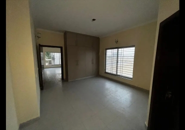 3Bed DDL 200sq yd Villa FOR SALE. All amenities nearby including Parks, Mosques and Gallery