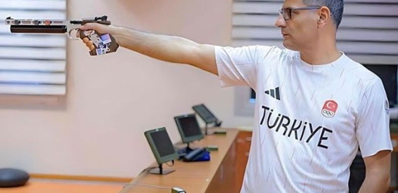 Yusuf Dikec Takes His Signature Olympic iconic Pose